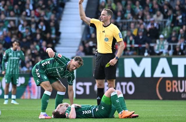 GER, 1. FBL, SV Werder Bremen vs FC St. Pauli 04.10.2025, wohninvest Weserstadion, Bremen, GER, 1. FBL, SV Werder Bremen vs FC St. Pauli im Bild picture shows Verletzt Verletzung Schmerzen. Jens Stage (SV Werder Bremen 06) liegt am Boden, Schiedsrichter Sören Soeren Storks signalisiert der Bank