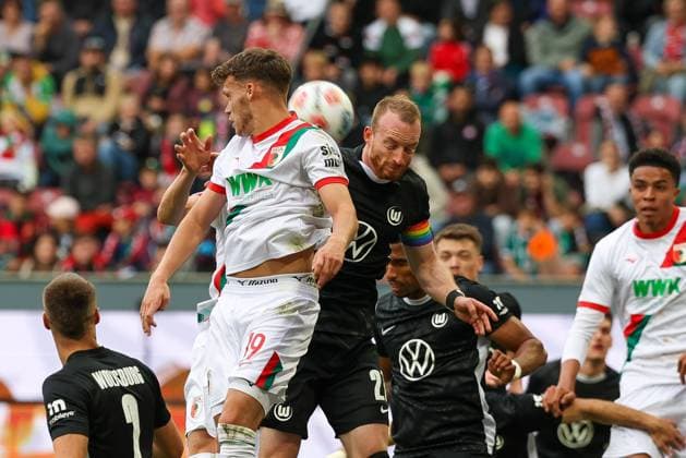 im Zweikampf, Aktion, mit Robin Fellhauer 19 (FC Augsburg), Maximilian Arnold 27 (VfL Wolfsburg), FC Augsburg vs. VfL Wolfsburg, Fussball, 1. Bundesliga, 6. Spieltag, 04.10.2025 DFB regulations prohibit any use of photographs as image sequences and or quasi-video Augsburg Bayern Deutschland