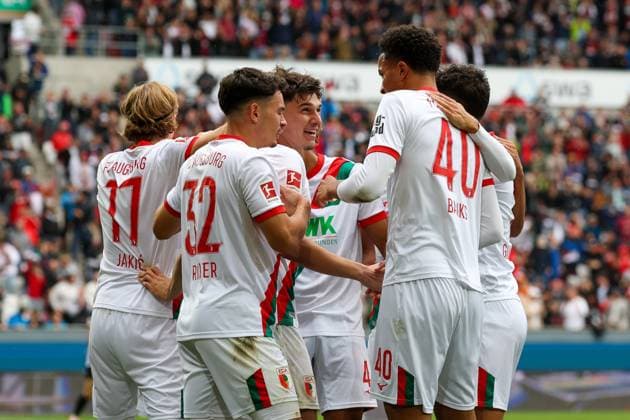 die Mannschaft freut sich ueber das Tor von Mert Koemuer 36 (FC Augsburg) zum 2:0, FC Augsburg vs. VfL Wolfsburg, Fussball, 1. Bundesliga, 6. Spieltag, 04.10.2025 DFB regulations prohibit any use of photographs as image sequences and or quasi-video Augsburg Bayern Deutschland