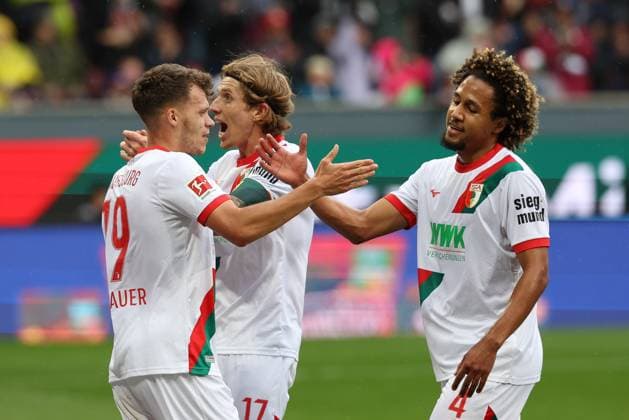 die Mannschaft freut sich ueber das Tor von Robin Fellhauer 19 (FC Augsburg), Han-Noah Massengo 4 (FC Augsburg) zum 3:0, FC Augsburg vs. VfL Wolfsburg, Fussball, 1. Bundesliga, 6. Spieltag, 04.10.2025 DFB regulations prohibit any use of photographs as image sequences and or quasi-video Augsburg Bayern Deutschland