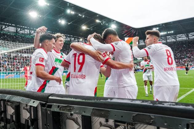1. Bundesliga 2025 2026 - 6. Spieltag 04.10.2025 - FC Augsburg vs.VfL Wolfsburg - WWK Arena (Augsburg, Deutschland); FC Augsburg Spieler jubeln nach dem Tor zum 3:1 Copyright: xLukaxKolanovicx