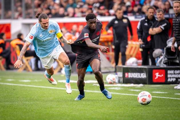 DFL: Bayer 04 Leverkusen - 1. FC Union Berlin, 04.10.2025 Christopher Trimmel (1. FC Union Berlin, 28) hält Ernest Poku (Bayer 04 Leverkusen, 19) fest; Bayer 04 Leverkusen - 1. FC Union Berlin an Spieltag 6 der 1. Fußball-Bundesliga am 04.10.2025 in der BayArena in Leverkusen. DIE DFL-VORSCHRIFTEN VERBIETEN JEDE VERWENDUNG VON FOTOS ALS BILDSEQUENZEN UND ODER QUASI-VIDEO. ; Bayer 04 Leverkusen - 1. FC Union Berlin on Matchday 6 of the 1. Bundesliga on 04.10.2025 at the BayArena in Leverkusen. DFL REGULATIONS PROHIBIT ANY USE OF PHOTOGRAPHS AS IMAGE SEQUENCES AND OR QUASI-VIDEO. ; Bayer 04 Leverkusen - 1. FC Union Berlin an Spieltag 6 der 1. Fußball-Bundesliga am 04.10.2025 in der BayArena in Leverkusen. DIE DFL-VORSCHRIFTEN VERBIETEN JEDE VERWENDUNG VON FOTOS ALS BILDSEQUENZEN UND ODER QUASI-VIDEO. ; Bayer 04 Leverkusen - 1. FC Union Berlin on Matchday 6 of the 1. Bundesliga on 04.10.2025 at the BayArena in Leverkusen. DFL REGULATIONS PROHIBIT ANY USE OF PHOTOGRAPHS AS IMAGE SEQUENCES AND OR QUASI-VIDEO. Copyright: xBEAUTIFULxSPORTS AxelxKohringx
