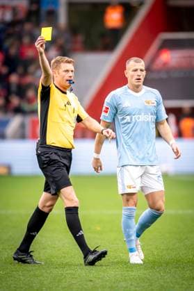 DFL: Bayer 04 Leverkusen - 1. FC Union Berlin, 04.10.2025 Schiedsrichter Christian Dingert (Lebecksmühle) zeigt Christopher Trimmel (1. FC Union Berlin, 28) die gelbe Karte, recht beobachtet Tim Skarke (1. FC Union Berlin, 21) die Szene; Bayer 04 Leverkusen - 1. FC Union Berlin an Spieltag 6 der 1. Fußball-Bundesliga am 04.10.2025 in der BayArena in Leverkusen. DIE DFL-VORSCHRIFTEN VERBIETEN JEDE VERWENDUNG VON FOTOS ALS BILDSEQUENZEN UND ODER QUASI-VIDEO. ; Bayer 04 Leverkusen - 1. FC Union Berlin on Matchday 6 of the 1. Bundesliga on 04.10.2025 at the BayArena in Leverkusen. DFL REGULATIONS PROHIBIT ANY USE OF PHOTOGRAPHS AS IMAGE SEQUENCES AND OR QUASI-VIDEO. ; Bayer 04 Leverkusen - 1. FC Union Berlin an Spieltag 6 der 1. Fußball-Bundesliga am 04.10.2025 in der BayArena in Leverkusen. DIE DFL-VORSCHRIFTEN VERBIETEN JEDE VERWENDUNG VON FOTOS ALS BILDSEQUENZEN UND ODER QUASI-VIDEO. ; Bayer 04 Leverkusen - 1. FC Union Berlin on Matchday 6 of the 1. Bundesliga on 04.10.2025 at the BayArena in Leverkusen. DFL REGULATIONS PROHIBIT ANY USE OF PHOTOGRAPHS AS IMAGE SEQUENCES AND OR QUASI-VIDEO. Copyright: xBEAUTIFULxSPORTS AxelxKohringx