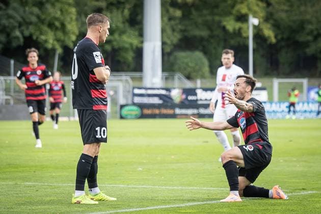 3. Liga: FC Viktoria Köln - TSV Havelse, 04.10.2025 Jubel bei David Otto (Viktoria Köln, 10) und Simon Handle (Viktoria Köln, 7) ; Köln, 4.10.2025, 10. Spieltag der 3. Fußball-Liga, FC Viktoria Köln - TSV Havelse im Sportpark Hoehenberg in Köln. Die DFL-Bestimmungen verbieten die Verwendung von Fotografien als Bildsequenzen und oder Quasi-Videos. Copyright: xBEAUTIFULxSPORTS LeahxKohringx