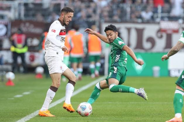 04.10.2025, xtgx, Fussball - 1.Bundesliga SV Werder Bremen - FC St.Pauli v.l. Mathias Pereira Lage (St. Pauli, 28), Yukinari Sugawara (Bremen, 3) Zweikampf, Duell, Kampf, tackle (DFL DFB REGULATIONS PROHIBIT ANY USE OF PHOTOGRAPHS as IMAGE SEQUENCES and or QUASI-VIDEO) Bremen
