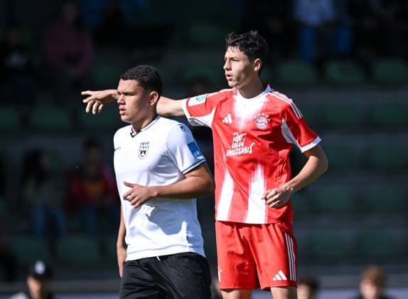 Fussball U 17 DFB Nachwuchsliga 2025 2026 Vorrunde Gruppe E 04.10.2025 SSV Ulm - FC Bayern Muenchen Filip Pavic (re, FC Bayern Muenchen) gegen Tibet - Erkan Sevik (li, SSV Ulm)