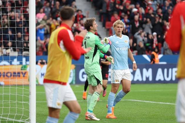 04.10.2025, xrekx, Fussball 1.Bundesliga, Bayer 04 Leverkusen - 1.FC Union Berlin v.l. Torjubel nach dem Tor zum celebrating the goal celebrate 2:0 durch Christian Kofane (Bayer 04 Leverkusen) Frederik Rönnow Roennow(Union Berlin) Leopold Querfeld (Union Berlin) enttaeuscht, enttäuscht, schaut enttaeuscht, traurig, frustriert, niedergeschlagen, disappointed, sad, frustrated (DFL DFB REGULATIONS PROHIBIT ANY USE OF PHOTOGRAPHS as IMAGE SEQUENCES and or QUASI-VIDEO) Leverkusen