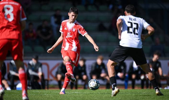 Fussball U 17 DFB Nachwuchsliga 2025 2026 Vorrunde Gruppe E 04.10.2025 SSV Ulm - FC Bayern Muenchen Filip Pavic (li, FC Bayern Muenchen) am Ball gegen Tibet - Erkan Sevik (re, SSV Ulm)
