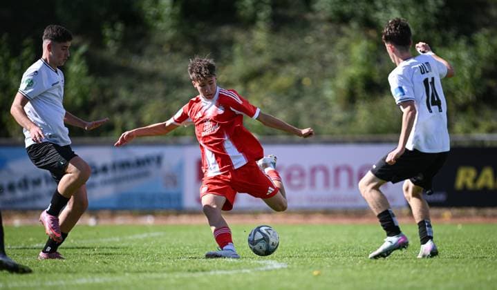 Fussball U 17 DFB Nachwuchsliga 2025 2026 Vorrunde Gruppe E 04.10.2025 SSV Ulm - FC Bayern Muenchen Simon Schaff (Mitte, FC Bayern Muenchen) gegen Leonardo Krivic (li, SSV Ulm) und Ivano Stancin (re, SSV Ulm)