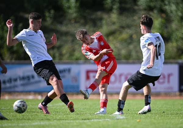 Fussball U 17 DFB Nachwuchsliga 2025 2026 Vorrunde Gruppe E 04.10.2025 SSV Ulm - FC Bayern Muenchen Simon Schaff (Mitte, FC Bayern Muenchen) gegen Leonardo Krivic (li, SSV Ulm) und Ivano Stancin (re, SSV Ulm)