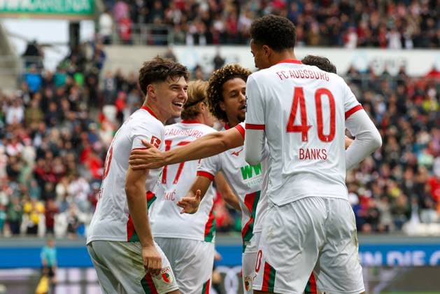 die Mannschaft freut sich ueber das Tor von Mert Koemuer 36 (FC Augsburg) zum 2:0, FC Augsburg vs. VfL Wolfsburg, Fussball, 1. Bundesliga, 6. Spieltag, 04.10.2025 DFB regulations prohibit any use of photographs as image sequences and or quasi-video Augsburg Bayern Deutschland