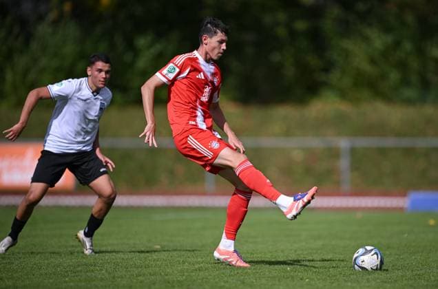 Fussball U 17 DFB Nachwuchsliga 2025 2026 Vorrunde Gruppe E 04.10.2025 SSV Ulm - FC Bayern Muenchen Filip Pavic (re, FC Bayern Muenchen) am Ball gegen Tibet - Erkan Sevik (li, SSV Ulm)