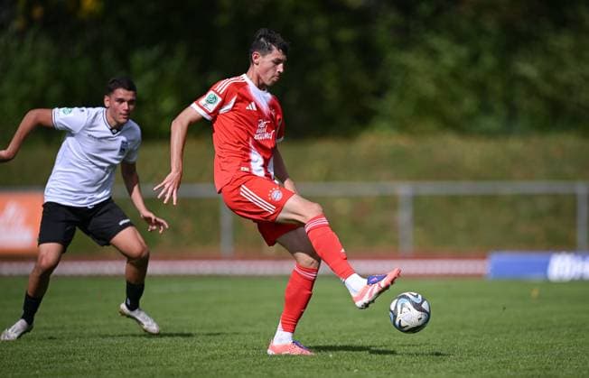 Fussball U 17 DFB Nachwuchsliga 2025 2026 Vorrunde Gruppe E 04.10.2025 SSV Ulm - FC Bayern Muenchen Filip Pavic (re, FC Bayern Muenchen) am Ball gegen Tibet - Erkan Sevik (li, SSV Ulm)