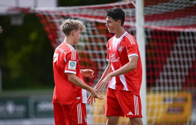 Fussball U 17 DFB Nachwuchsliga 2025 2026 Vorrunde Gruppe E 04.10.2025 SSV Ulm - FC Bayern Muenchen JUBEL FC Bayern Muenchen; Torschuetze zum 0-1 Kuba Horoszczak (li) klatscht Filip Pavic (re) ab