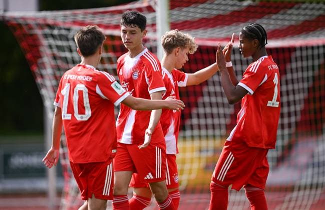 Fussball U 17 DFB Nachwuchsliga 2025 2026 Vorrunde Gruppe E 04.10.2025 SSV Ulm - FC Bayern Muenchen TEAMJUBEL FC Bayern Muenchen; Simon Schaff, Filip Pavic, Torschuetze zum 0-1 Kuba Horoszczak und Leeron Danioko (v.li.)