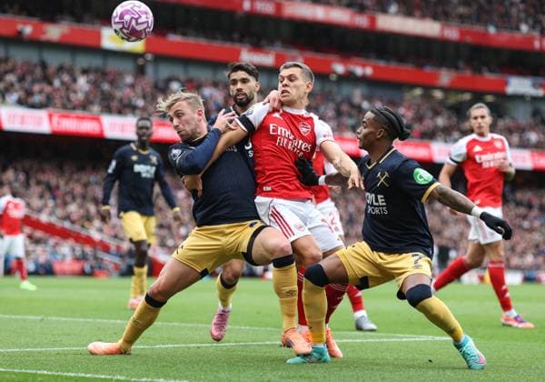 Arsenal v West Ham 04 October 2025, London - Premier League Football - Arsenal v West Ham United - Jarrod Bowen of West Ham United, Leandro Trossard of Arsenal and Crysencio Summerville of West Ham United - Photo: Charlotte Wilson Offside. London UK Copyright: xCharlottexWilsonx xOffsidexOffside