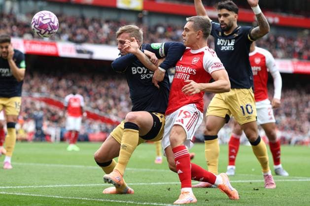 Arsenal v West Ham 04 October 2025, London - Premier League Football - Arsenal v West Ham United - Jarrod Bowen of West Ham United and Leandro Trossard of Arsenal - Photo: Charlotte Wilson Offside. London UK Copyright: xCharlottexWilsonx xOffsidexOffside
