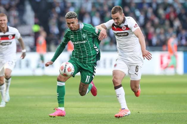 04.10.2025, xtgx, Fussball - 1.Bundesliga SV Werder Bremen - FC St.Pauli v.l. Justin Njinmah (Bremen, 11), James Sands (St. Pauli, 6) Zweikampf, Duell, Kampf, tackle (DFL DFB REGULATIONS PROHIBIT ANY USE OF PHOTOGRAPHS as IMAGE SEQUENCES and or QUASI-VIDEO) Bremen