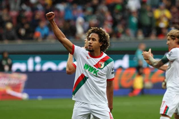 die Mannschaft freut sich ueber das Tor von Robin Fellhauer 19 (FC Augsburg), Han-Noah Massengo 4 (FC Augsburg) zum 3:0, FC Augsburg vs. VfL Wolfsburg, Fussball, 1. Bundesliga, 6. Spieltag, 04.10.2025 DFB regulations prohibit any use of photographs as image sequences and or quasi-video Augsburg Bayern Deutschland