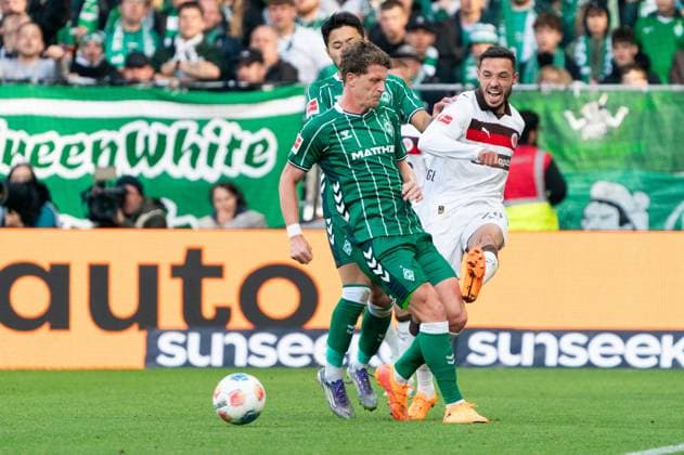 Mathias Pereira Lage (FC St. Pauli, 28) Pass, Jens Stage (SV Werder Bremen, 06), GER, SV Werder Bremen vs FC St. Pauli, Fussball, Bundesliga, Spieltag 6, Saison 2025 2026, 04.10.2025 DFL REGULATIONS PROHIBIT ANY USE OF PHOTOGRAPHS AS IMAGE SEQUENCES AND OR QUASI-VIDEO GER, SV Werder Bremen vs FC St. Pauli, Fussball, Bundesliga, Spieltag 6, Saison 2025 2026, 04.10.2025 Bremen Copyright: xEibner-Pressefoto MaxxVincenx EP_MVN