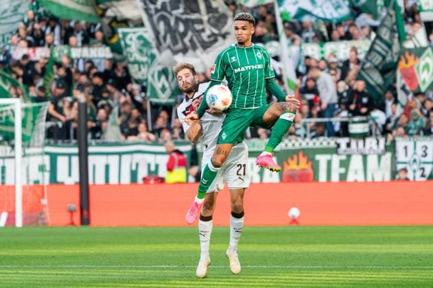 Justin Njinmah (SV Werder Bremen, 11) im Zweikampf, Kampf um den Ball mit Lars Ritzka (FC St. Pauli, 21), GER, SV Werder Bremen vs FC St. Pauli, Fussball, Bundesliga, Spieltag 6, Saison 2025 2026, 04.10.2025 DFL REGULATIONS PROHIBIT ANY USE OF PHOTOGRAPHS AS IMAGE SEQUENCES AND OR QUASI-VIDEO GER, SV Werder Bremen vs FC St. Pauli, Fussball, Bundesliga, Spieltag 6, Saison 2025 2026, 04.10.2025 Bremen Copyright: xEibner-Pressefoto MaxxVincenx EP_MVN
