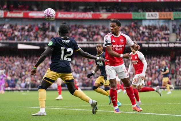 LONDON, ENGLAND - OCTOBER 4: El Hadji Malick Diouf of West Ham United and Jurrien Timber of Arsenal battling for the ball during the Premier League match between Arsenal and West Ham United at Emirates Stadium on October 4, 2025 in London, England. (Photo by Dylan Hepworth) SPO 