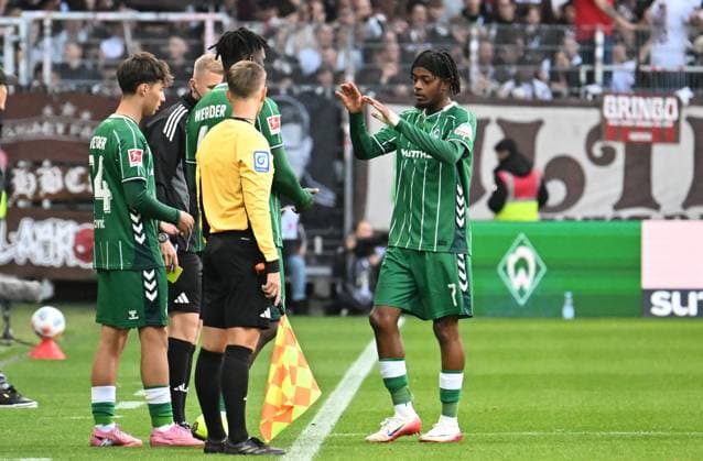 GER, 1. FBL, SV Werder Bremen vs FC St. Pauli 04.10.2025, wohninvest Weserstadion, Bremen, GER, 1. FBL, SV Werder Bremen vs FC St. Pauli im Bild picture shows Auswechslung es kommt Victor Boniface (SV Werder Bremen 44) - es geht Samuel Mbangula (SV Werder Bremen 07) links wartet Patrice Covic (SV Werder Bremen 24)