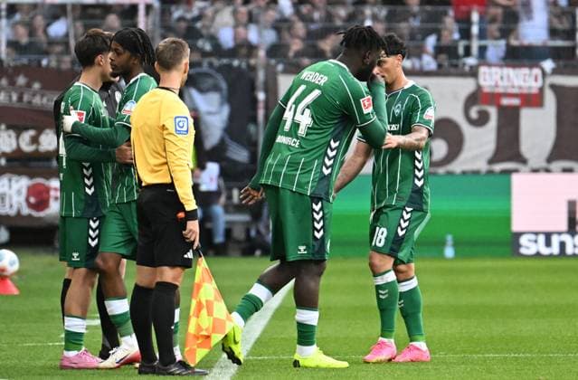 GER, 1. FBL, SV Werder Bremen vs FC St. Pauli 04.10.2025, wohninvest Weserstadion, Bremen, GER, 1. FBL, SV Werder Bremen vs FC St. Pauli im Bild picture shows Auswechslung es kommt Victor Boniface (SV Werder Bremen 44) - es geht Samuel Mbangula (SV Werder Bremen 07) links wartet Patrice Covic (SV Werder Bremen 24) auf die Einwechslung fuer Cameron Puertas (SV Werder Bremen 18)