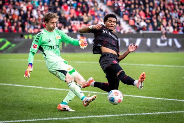 DFL: Bayer 04 Leverkusen - 1. FC Union Berlin, 04.10.2025 Keeper Frederik Rönnow (1. FC Union Berlin, 1) schlägt ab, Malik Tillman (Bayer 04 Leverkusen, 10) ist fast da; Bayer 04 Leverkusen - 1. FC Union Berlin an Spieltag 6 der 1. Fußball-Bundesliga am 04.10.2025 in der BayArena in Leverkusen. DIE DFL-VORSCHRIFTEN VERBIETEN JEDE VERWENDUNG VON FOTOS ALS BILDSEQUENZEN UND ODER QUASI-VIDEO. ; Bayer 04 Leverkusen - 1. FC Union Berlin on Matchday 6 of the 1. Bundesliga on 04.10.2025 at the BayArena in Leverkusen. DFL REGULATIONS PROHIBIT ANY USE OF PHOTOGRAPHS AS IMAGE SEQUENCES AND OR QUASI-VIDEO. ; Bayer 04 Leverkusen - 1. FC Union Berlin an Spieltag 6 der 1. Fußball-Bundesliga am 04.10.2025 in der BayArena in Leverkusen. DIE DFL-VORSCHRIFTEN VERBIETEN JEDE VERWENDUNG VON FOTOS ALS BILDSEQUENZEN UND ODER QUASI-VIDEO. ; Bayer 04 Leverkusen - 1. FC Union Berlin on Matchday 6 of the 1. Bundesliga on 04.10.2025 at the BayArena in Leverkusen. DFL REGULATIONS PROHIBIT ANY USE OF PHOTOGRAPHS AS IMAGE SEQUENCES AND OR QUASI-VIDEO. Copyright: xBEAUTIFULxSPORTS AxelxKohringx