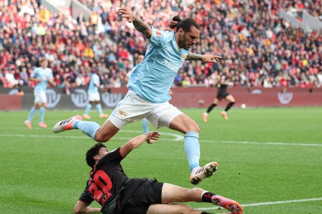 04.10.2025, xrekx, Fussball 1.Bundesliga, Bayer 04 Leverkusen - 1.FC Union Berlin v.l. Ibrahim Maza (Bayer 04 Leverkusen) Christopher Trimmel (Union Berlin) Zweikampf, Aktion, action, battle for the ball (DFL DFB REGULATIONS PROHIBIT ANY USE OF PHOTOGRAPHS as IMAGE SEQUENCES and or QUASI-VIDEO) Leverkusen