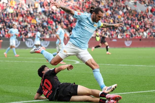 04.10.2025, xrekx, Fussball 1.Bundesliga, Bayer 04 Leverkusen - 1.FC Union Berlin v.l. Ibrahim Maza (Bayer 04 Leverkusen) Christopher Trimmel (Union Berlin) Zweikampf, Aktion, action, battle for the ball (DFL DFB REGULATIONS PROHIBIT ANY USE OF PHOTOGRAPHS as IMAGE SEQUENCES and or QUASI-VIDEO) Leverkusen