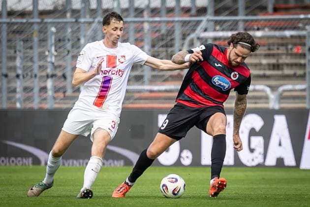 3. Liga: FC Viktoria Köln - TSV Havelse, 04.10.2025 Marco Schleef (TSV Havelse, 3) gegen Lex-Tyger Lobinger (Viktoria Köln, 9) ; Köln, 4.10.2025, 10. Spieltag der 3. Fußball-Liga, FC Viktoria Köln - TSV Havelse im Sportpark Hoehenberg in Köln. Die DFL-Bestimmungen verbieten die Verwendung von Fotografien als Bildsequenzen und oder Quasi-Videos. Copyright: xBEAUTIFULxSPORTS LeahxKohringx