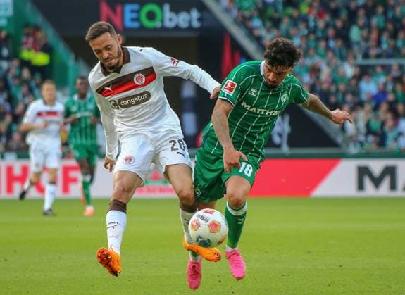 Deutschland: Fussball Bundesliga 2025 26, 6. Spieltag - SV Werder Bremen vs FC St.Pauli - Weserstadion-Stadion (Bremen): Mathias Pereira Lage (FC St. Pauli, 28) Cameron Puertas (SV Werder Bremen, 18) Bremen Copyright: xAymanxAlahmedx