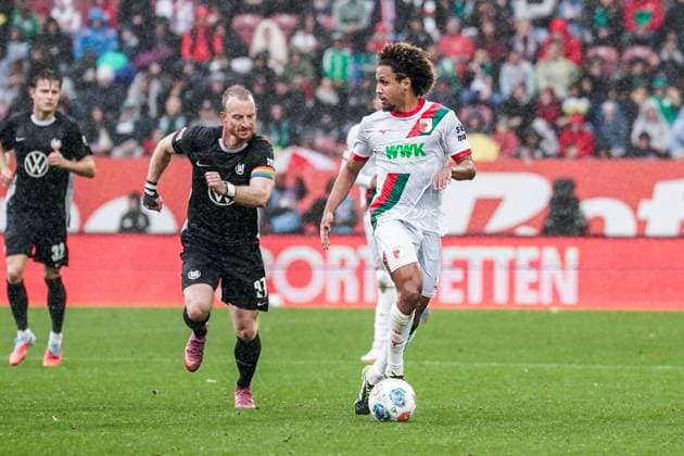 1. Bundesliga 2025 2026 - 6. Spieltag 04.10.2025 - FC Augsburg vs.VfL Wolfsburg - WWK Arena (Augsburg, Deutschland); Maximilian Arnold (VfL Wolfsburg), Han-Noah Massengo (FC Augsburg) Copyright: xLukaxKolanovicx
