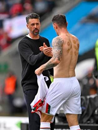 04.10.2025, Fussball 1. Bundesliga 2025 2026, 6.Spieltag, FC Augsburg - VfL Wolfsburg, in der WWK-Arena Augsburg. Cedric Adrian Zesiger (FC Augsburg) kurz vor seiner Einwechslung.