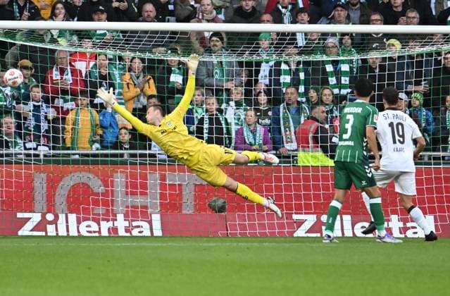 GER, 1. FBL, SV Werder Bremen vs FC St. Pauli 04.10.2025, wohninvest Weserstadion, Bremen, GER, 1. FBL, SV Werder Bremen vs FC St. Pauli im Bild picture shows Torwart Parade von Torwart Karl Hein (SV Werder Bremen 13) vorne Yukinari Sugawara (SV Werder Bremen 03) und Martijn Kaars (FC St. Pauli 19)