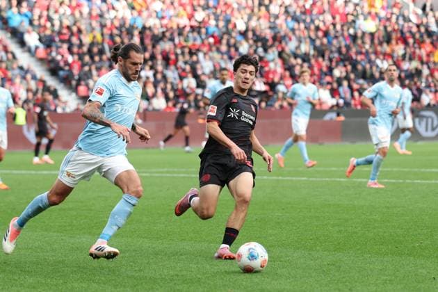 04.10.2025, xrekx, Fussball 1.Bundesliga, Bayer 04 Leverkusen - 1.FC Union Berlin v.l. Ibrahim Maza (Bayer 04 Leverkusen) Christopher Trimmel (Union Berlin) Zweikampf, Aktion, action, battle for the ball (DFL DFB REGULATIONS PROHIBIT ANY USE OF PHOTOGRAPHS as IMAGE SEQUENCES and or QUASI-VIDEO) Leverkusen