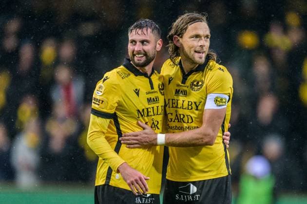 251004 Mjällbys Axel NorÃ n och Tom Pettersson jublar efter fotbollsmatchen i Allsvenskan mellan Mjällby och Elfsborg den 4 oktober 2025 i Hällevik. Copyright: MATHILDAxSCHULER BB251004MA091