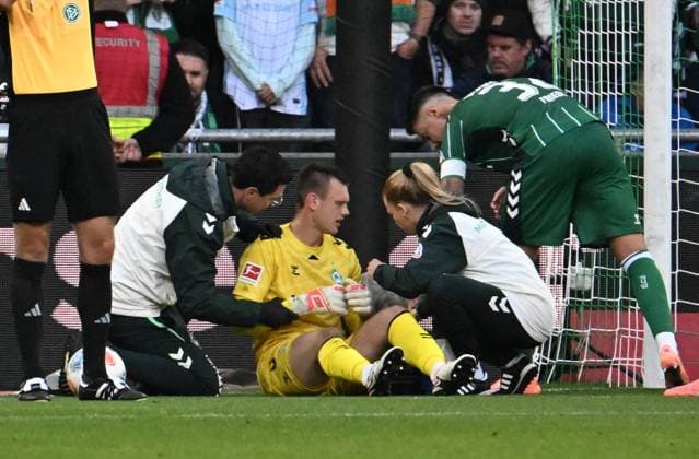 GER, 1. FBL, SV Werder Bremen vs FC St. Pauli 04.10.2025, wohninvest Weserstadion, Bremen, GER, 1. FBL, SV Werder Bremen vs FC St. Pauli im Bild picture shows Verletzt Verletzung Schmerzen. Torwart Karl Hein (SV Werder Bremen 13) braucht medizinische Betreuung