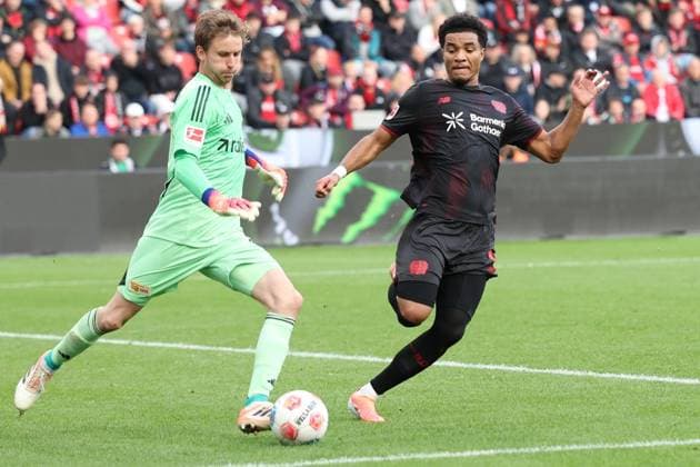 04.10.2025, xrekx, Fussball 1.Bundesliga, Bayer 04 Leverkusen - 1.FC Union Berlin v.l. Frederik Rönnow Roennow(Union Berlin) Malik Tillman (Bayer 04 Leverkusen) Zweikampf, Aktion, action, battle for the ball (DFL DFB REGULATIONS PROHIBIT ANY USE OF PHOTOGRAPHS as IMAGE SEQUENCES and or QUASI-VIDEO) Leverkusen