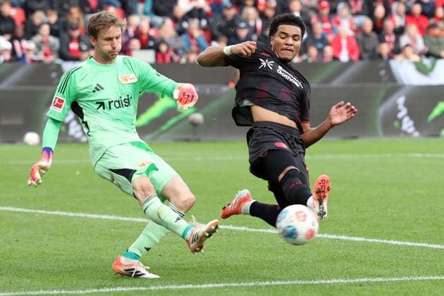 04.10.2025, xrekx, Fussball 1.Bundesliga, Bayer 04 Leverkusen - 1.FC Union Berlin v.l. Frederik Rönnow Roennow(Union Berlin) Malik Tillman (Bayer 04 Leverkusen) Zweikampf, Aktion, action, battle for the ball (DFL DFB REGULATIONS PROHIBIT ANY USE OF PHOTOGRAPHS as IMAGE SEQUENCES and or QUASI-VIDEO) Leverkusen