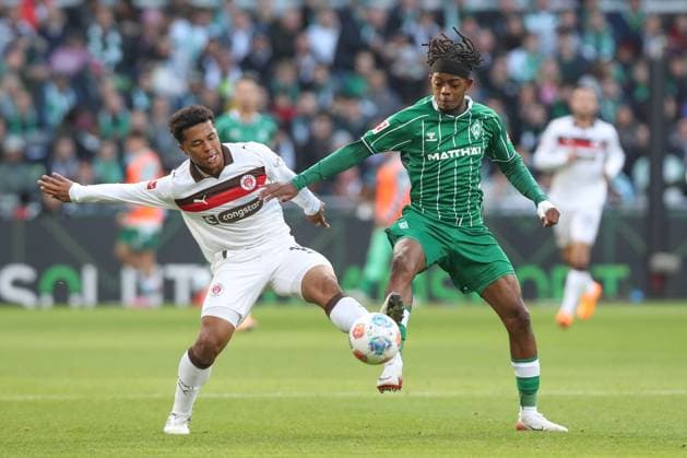 04.10.2025, xtgx, Fussball - 1.Bundesliga SV Werder Bremen - FC St.Pauli v.l. Daniel Sinani (St. Pauli, 10), Cameron Puertas (Bremen, 18) Zweikampf, Duell, Kampf, tackle (DFL DFB REGULATIONS PROHIBIT ANY USE OF PHOTOGRAPHS as IMAGE SEQUENCES and or QUASI-VIDEO) Bremen