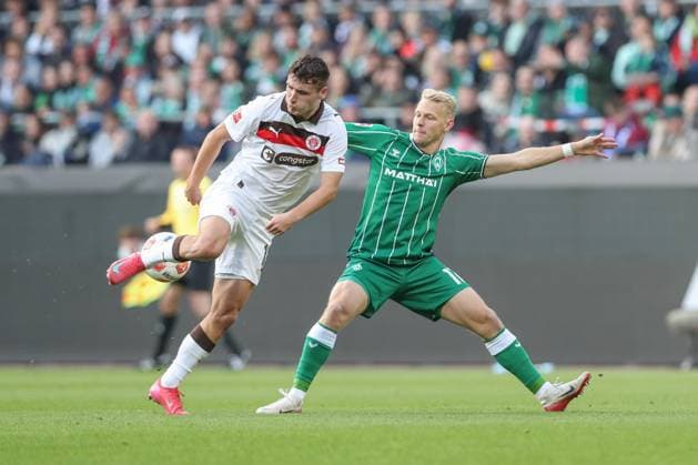 04.10.2025, xtgx, Fussball - 1.Bundesliga SV Werder Bremen - FC St.Pauli v.l. Arkadiusz Pyrka (St. Pauli, 11), Marco Gruell (Grüll, Bremen, 17) Zweikampf, Duell, Kampf, tackle (DFL DFB REGULATIONS PROHIBIT ANY USE OF PHOTOGRAPHS as IMAGE SEQUENCES and or QUASI-VIDEO) Bremen