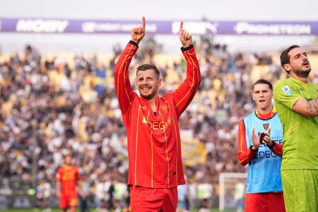 LecceÕs Ylber Ramadani celebrates for the victory at the end of the Serie A soccer match between Parma and Lecce at Ennio Tardini Stadium in Parma, North Italy, Saturday, October 4, 2025. Soccer  Copyright: xMassimoxPaolone LaPressex