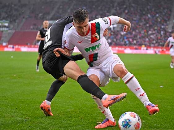 04.10.2025, Fussball 1. Bundesliga 2025 2026, 6.Spieltag, FC Augsburg - VfL Wolfsburg, in der WWK-Arena Augsburg. v.l. Mohamed Amoura (Wolfsburg) gegen Elvis Rexhbecaj (FC Augsburg)