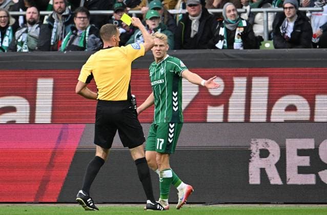 GER, 1. FBL, SV Werder Bremen vs FC St. Pauli 04.10.2025, wohninvest Weserstadion, Bremen, GER, 1. FBL, SV Werder Bremen vs FC St. Pauli im Bild picture shows Gelb die Gelbe Karte. Schiedsrichter Sören Soeren Storks zeigt Marco Grüll Marco Gruell (SV Werder Bremen 17) die Gelbe Karte