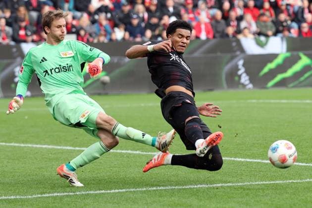 04.10.2025, xrekx, Fussball 1.Bundesliga, Bayer 04 Leverkusen - 1.FC Union Berlin v.l. Frederik Rönnow Roennow(Union Berlin) Malik Tillman (Bayer 04 Leverkusen) Zweikampf, Aktion, action, battle for the ball (DFL DFB REGULATIONS PROHIBIT ANY USE OF PHOTOGRAPHS as IMAGE SEQUENCES and or QUASI-VIDEO) Leverkusen