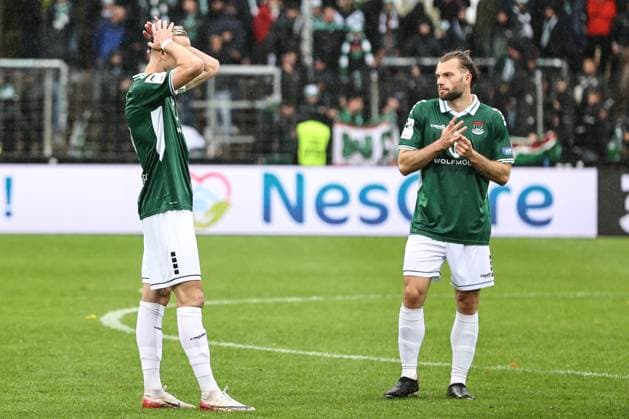 04.10.2025, Fussball, Herren, 10. Spieltag 3. Liga Saison 2025 2026: FC Schweinfurt 05 - SC Verl Von links: Enttäuschung bei Kapitän Thomas Meißner (FC Schweinfurt 05, 08) und Manuel Wintzheimer (FC Schweinfurt 05, 25)