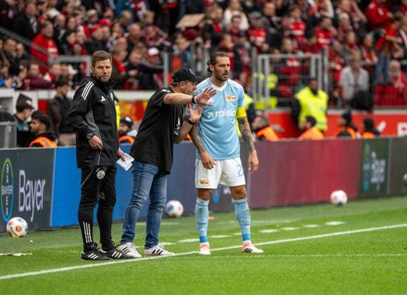 Fußball, Herren, Saison 2025 2026, 1. Bundesliga (6. Spieltag), Bayer 04 Leverkusen - 1. FC Union Berlin, v. l. Frank Willenborg (4. Offizieller), Trainer Steffen Baumgart (1. FC Union Berlin), Christopher Trimmel (1. FC Union Berlin), 04.10. 2025, Copyright: xMatthiasxKochx