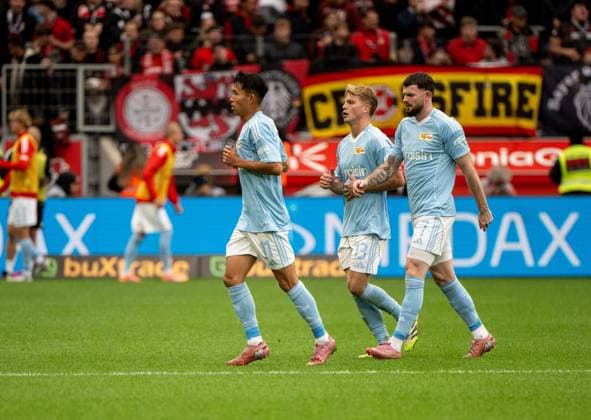 Fußball, Herren, Saison 2025 2026, 1. Bundesliga (6. Spieltag), Bayer 04 Leverkusen - 1. FC Union Berlin, v. l. Woo-yeong Jeong (1. FC Union Berlin), Andras Schäfer (1. FC Union Berlin), Oliver Burke (1. FC Union Berlin), 04.10. 2025, Copyright: xMatthiasxKochx